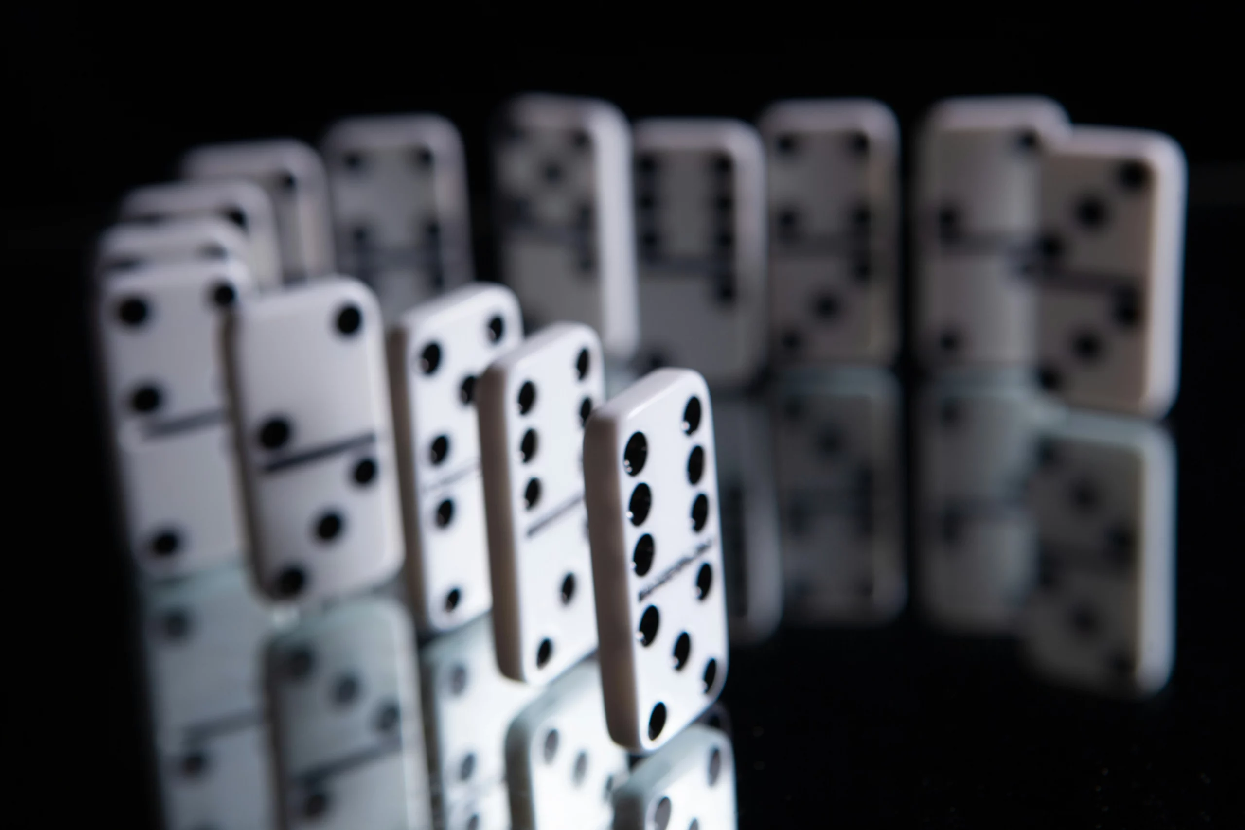 Dominos alignes, une decision qui en entraine d'autres