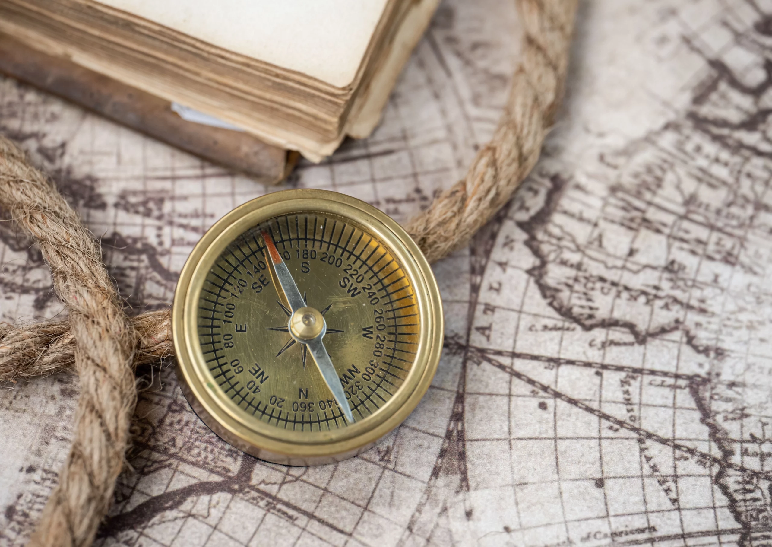 Boussole sur une carte ancienne – choisir la bonne direction plutôt que tout couvrir