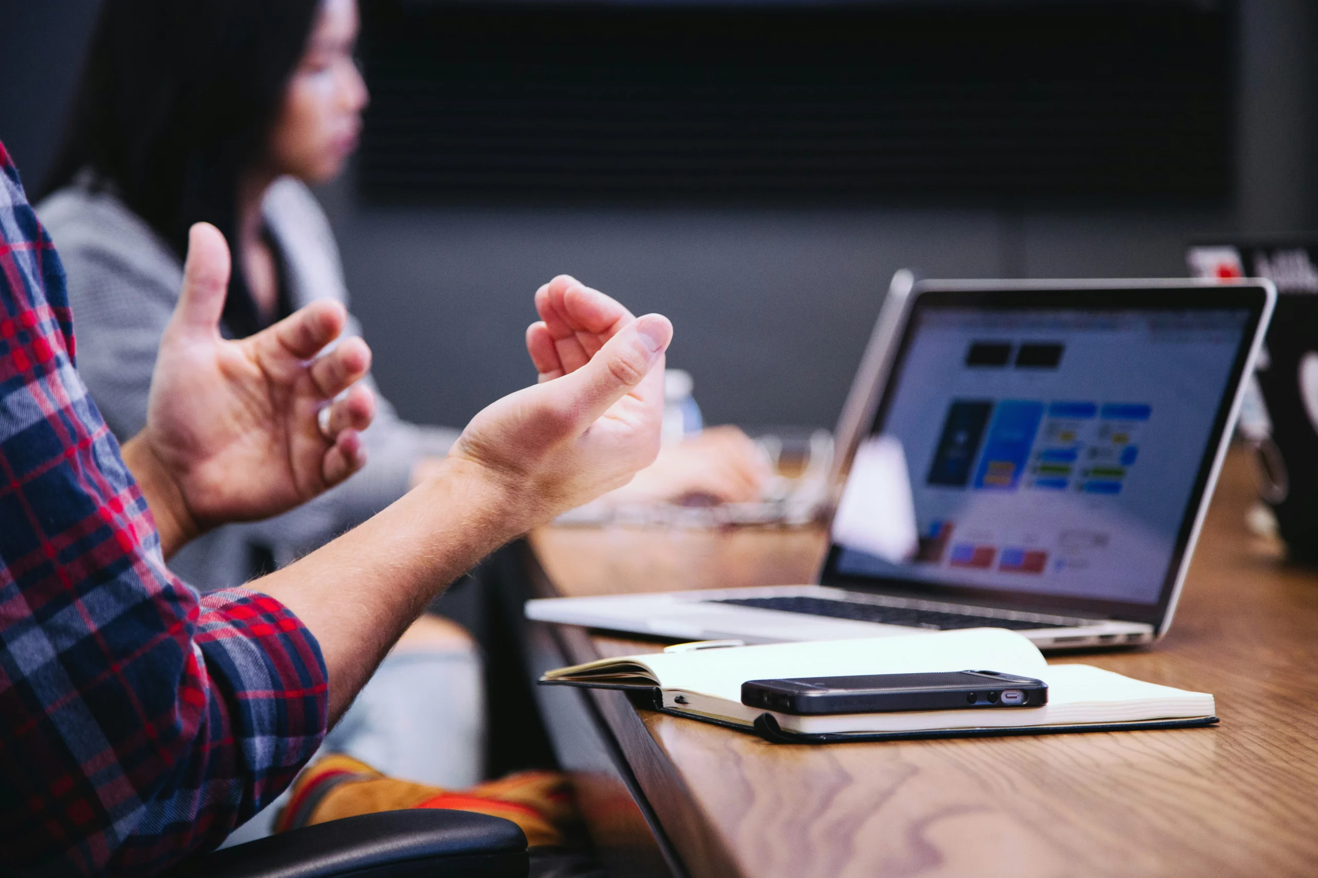 Échange entre un conseiller et un client – Anticiper les situations importantes