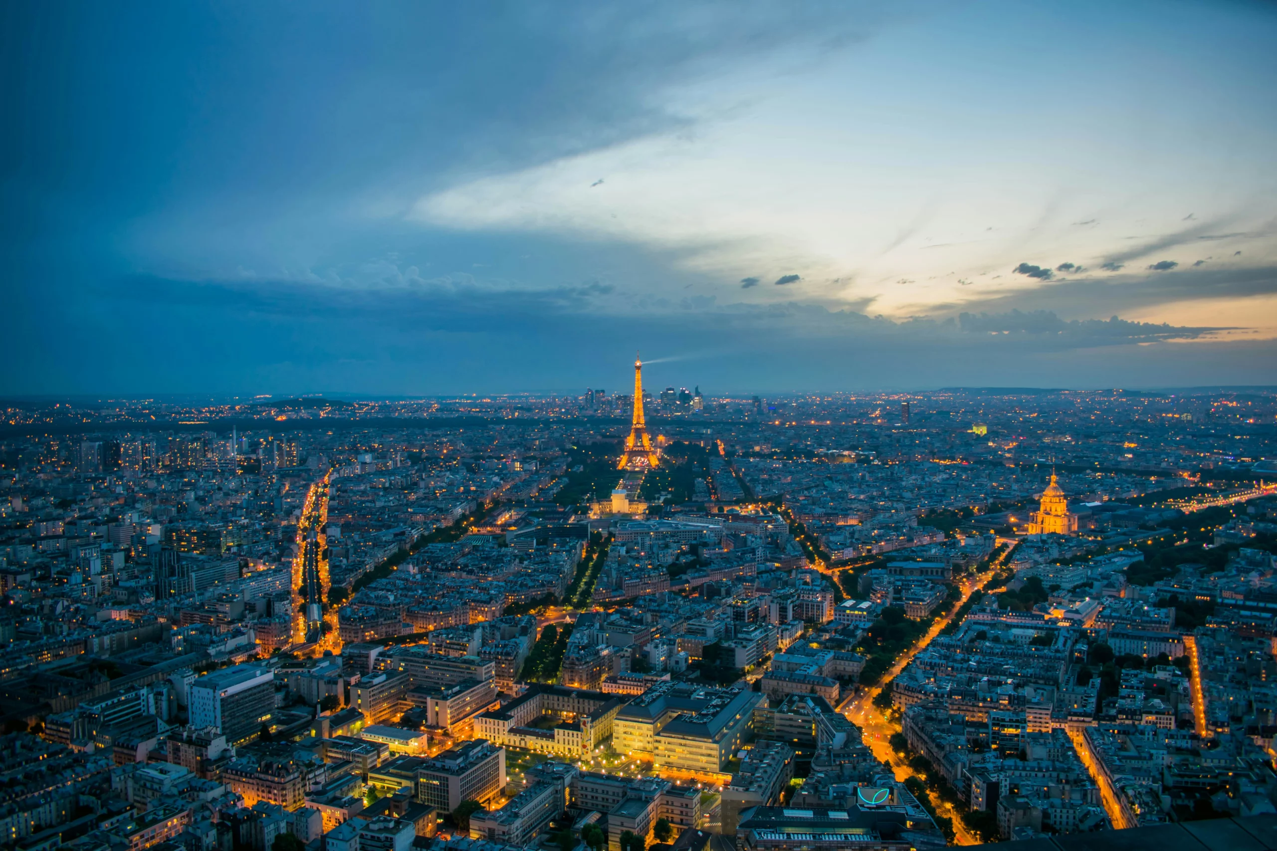 Paris vue a&eacute;rienne au cr&eacute;puscule &ndash; D&eacute;velopper son patrimoine