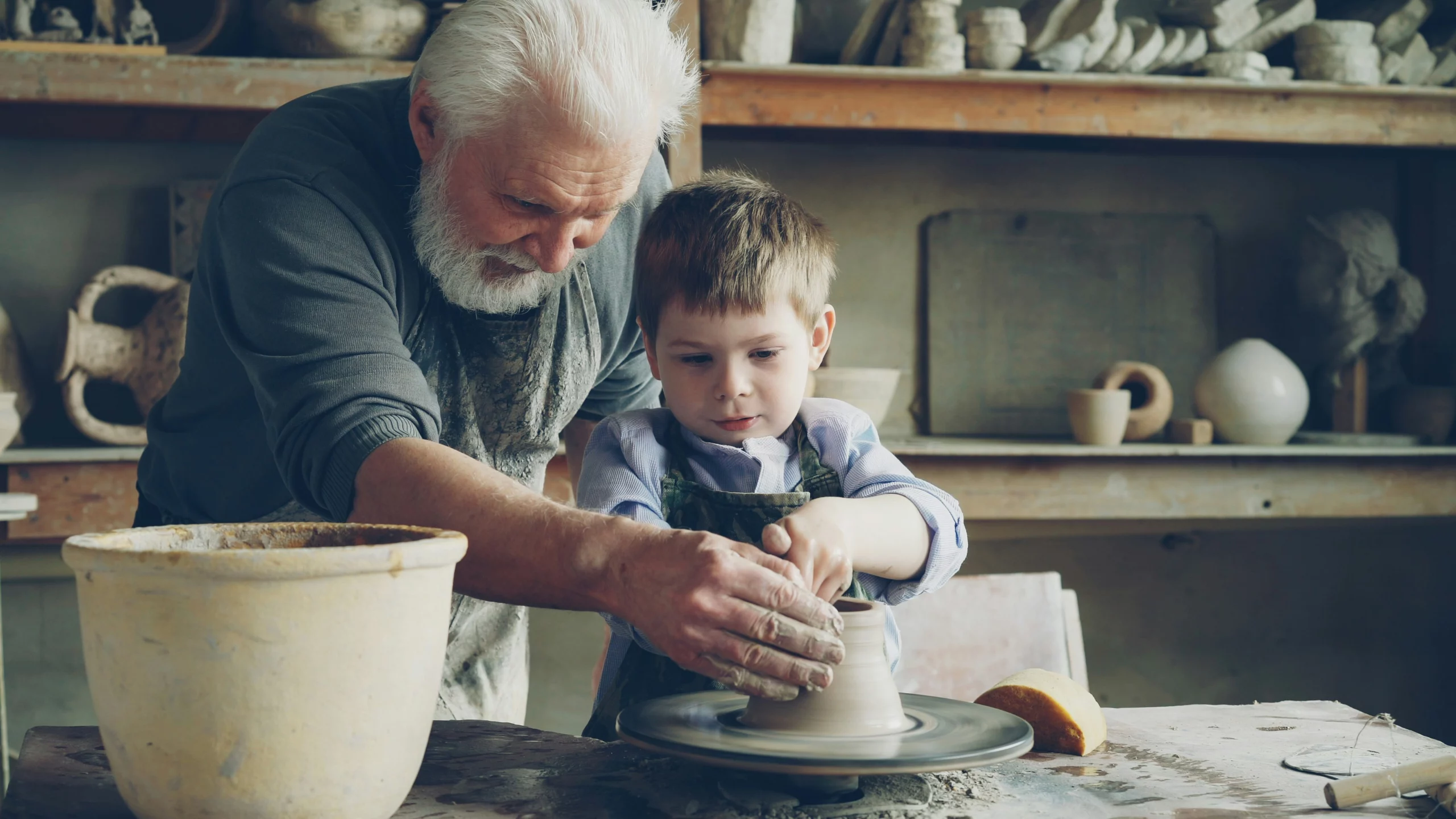 Un grand-p&egrave;re transmet son savoir-faire &agrave; son petit-fils &ndash; Transmission entre g&eacute;n&eacute;rations