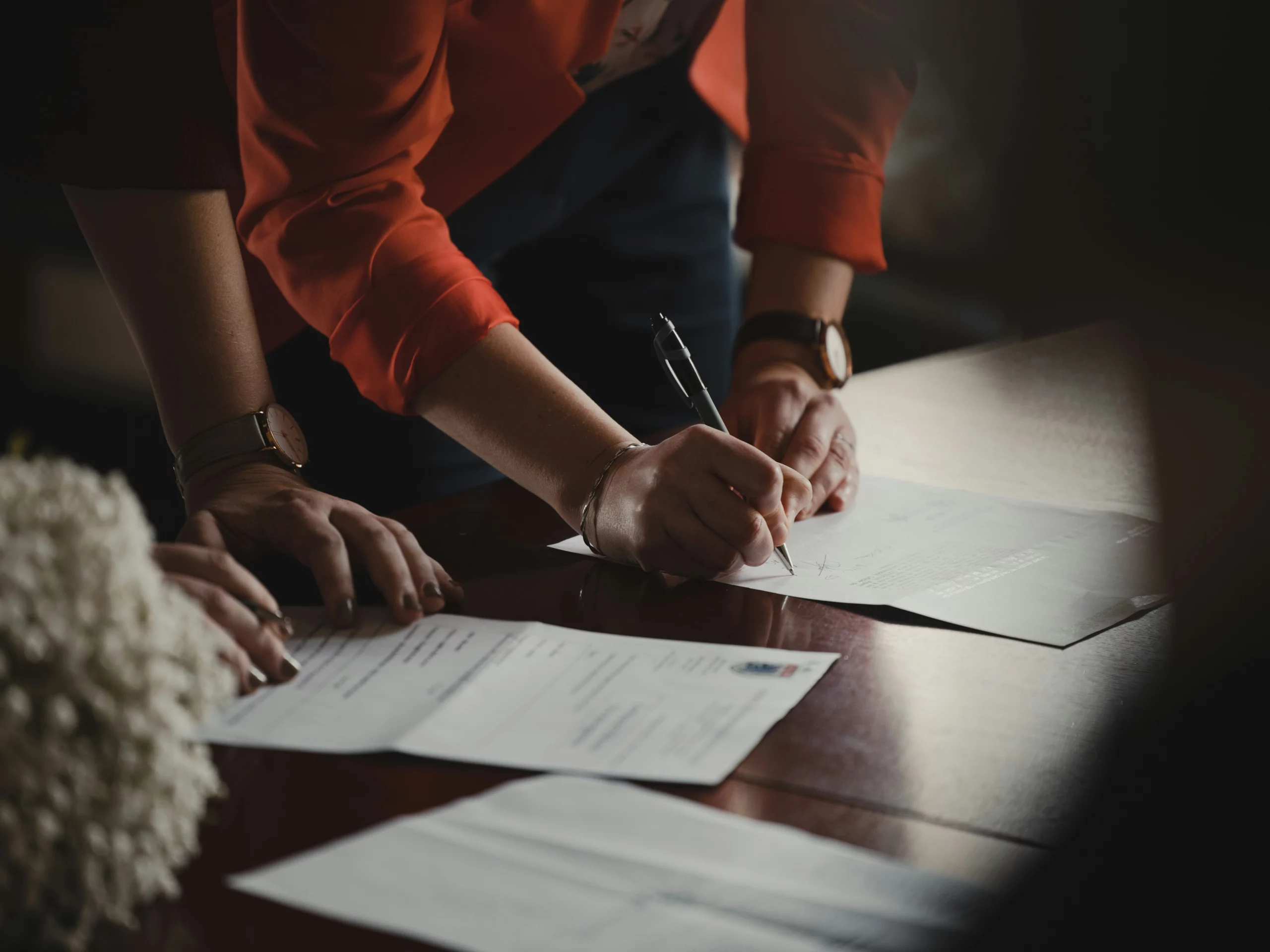 Signature d’un document dans un bureau – Combiner plusieurs leviers de transmission
